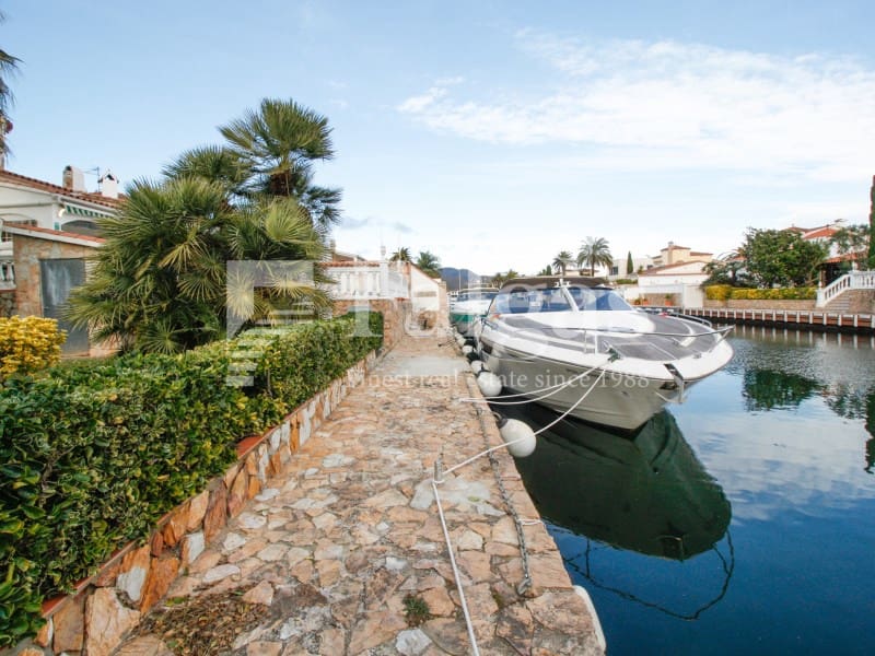 Chalet de 3 habitaciones en Empuriabrava en venta con piscina garaje - 1.390.000 € (Ref: 9809802)