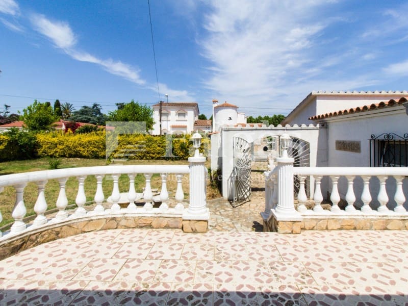 Chalet de 3 habitaciones en Empuriabrava en venta con piscina garaje - 1.390.000 € (Ref: 9809802)