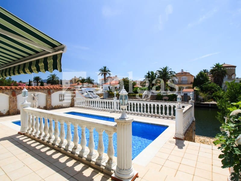 Chalet de 3 habitaciones en Empuriabrava en venta con piscina garaje - 1.390.000 € (Ref: 9809802)
