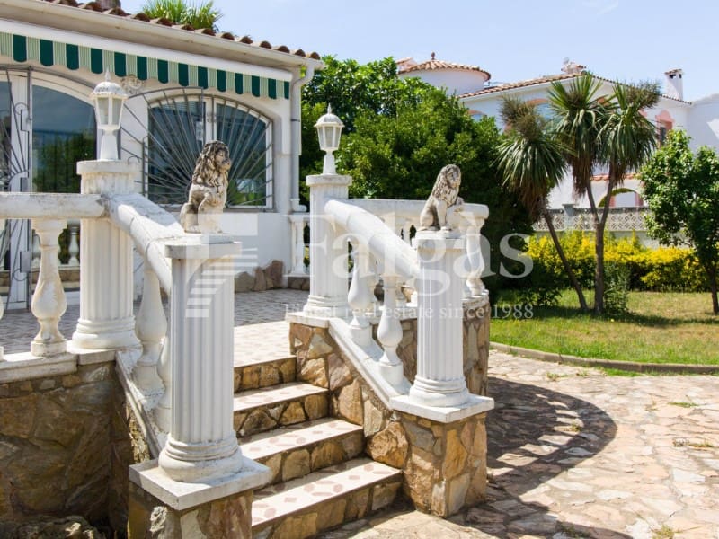 Chalet de 3 habitaciones en Empuriabrava en venta con piscina garaje - 1.390.000 € (Ref: 9809802)