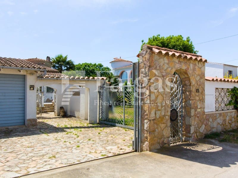 Chalet de 3 habitaciones en Empuriabrava en venta con piscina garaje - 1.390.000 € (Ref: 9809802)