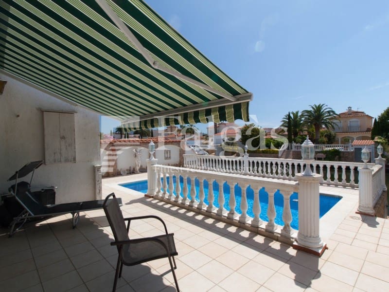 Chalet de 3 habitaciones en Empuriabrava en venta con piscina garaje - 1.390.000 € (Ref: 9809802)