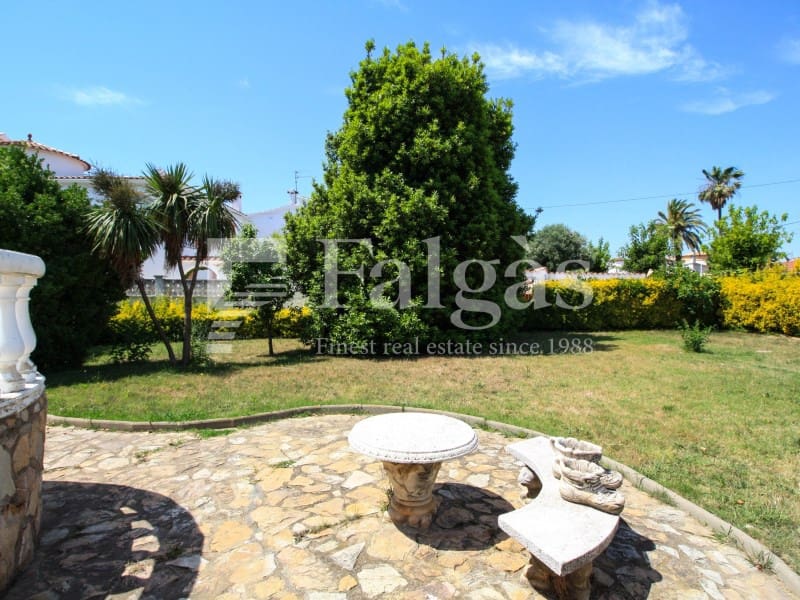 Chalet de 3 habitaciones en Empuriabrava en venta con piscina garaje - 1.390.000 € (Ref: 9809802)