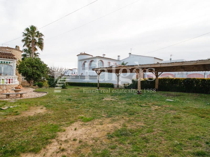 Chalet de 3 habitaciones en Empuriabrava en venta con piscina garaje - 1.390.000 € (Ref: 9809802)