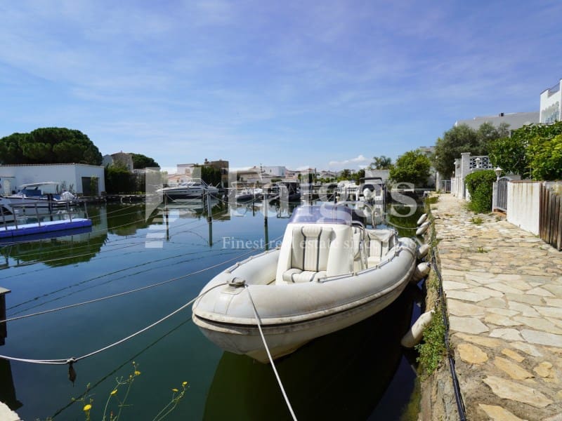 Casa de 4 habitaciones en Empuriabrava en venta - 450.000 € (Ref: 9849347)