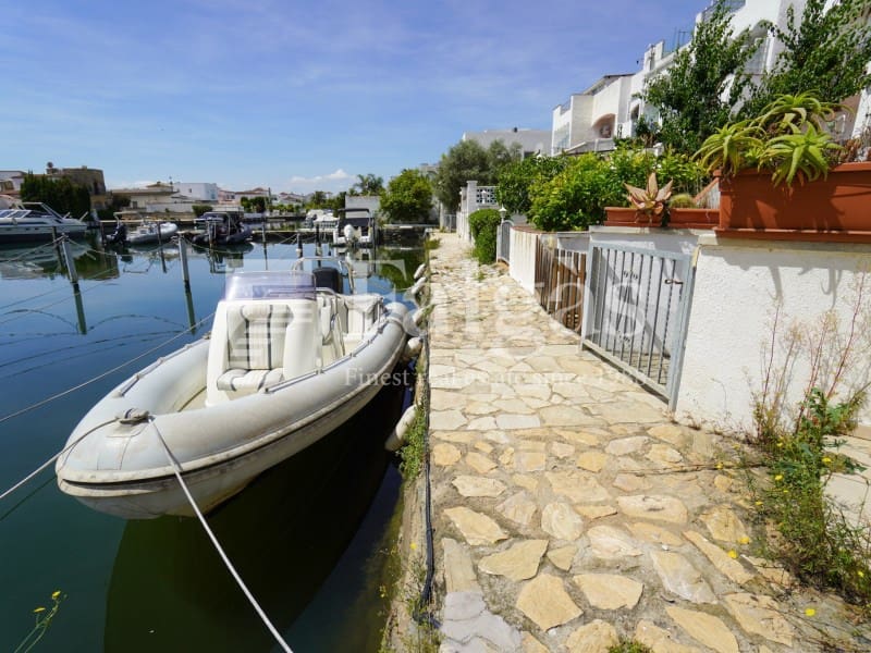 Casa de 4 habitaciones en Empuriabrava en venta - 450.000 € (Ref: 9849347)