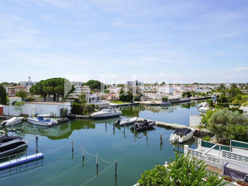 Casa de 4 habitaciones en Empuriabrava en venta - 450.000 € (Ref: 9849347)