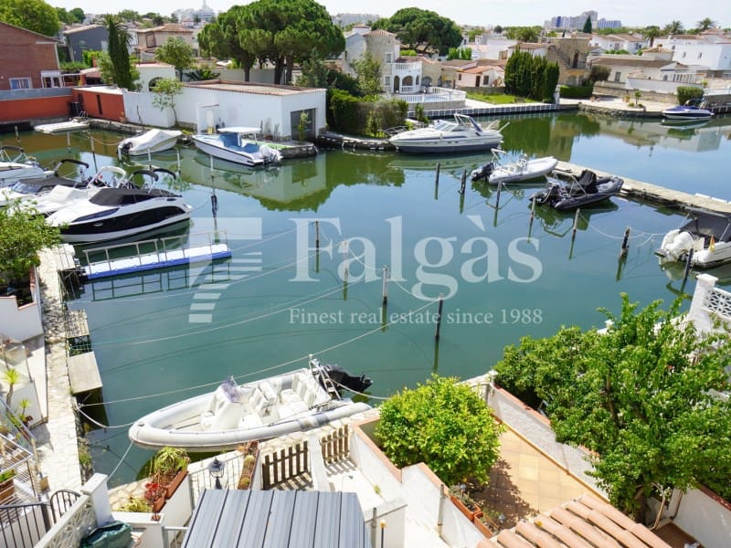 Casa de 4 habitaciones en Empuriabrava en venta - 450.000 € (Ref: 9849347)