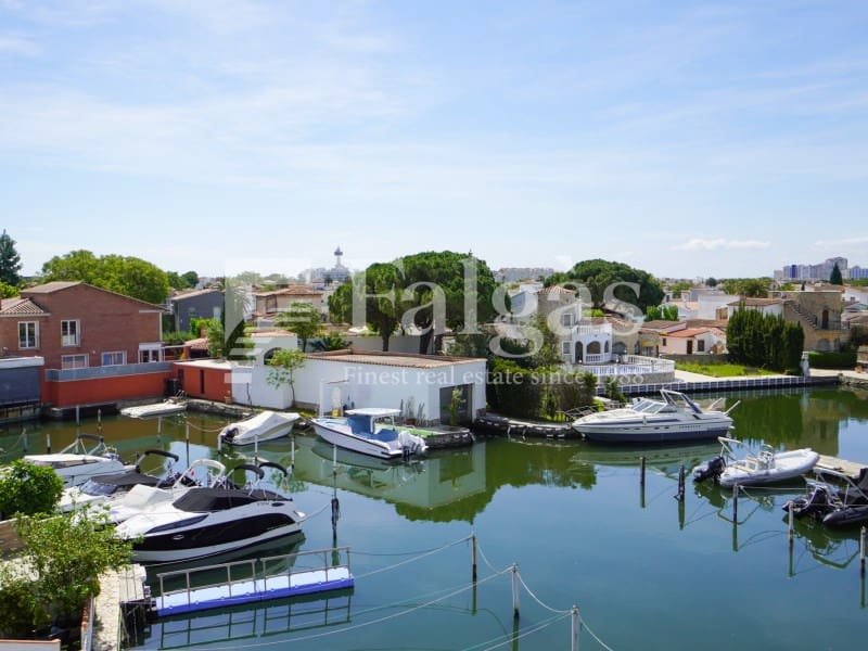Casa de 4 habitaciones en Empuriabrava en venta - 450.000 € (Ref: 9849347)