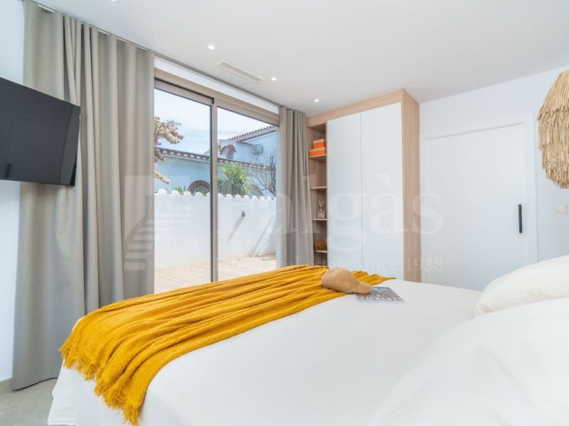 4 sovrum Villa till salu i Empuriabrava med pool garage - 1 890 000 € (Ref: 9873133)