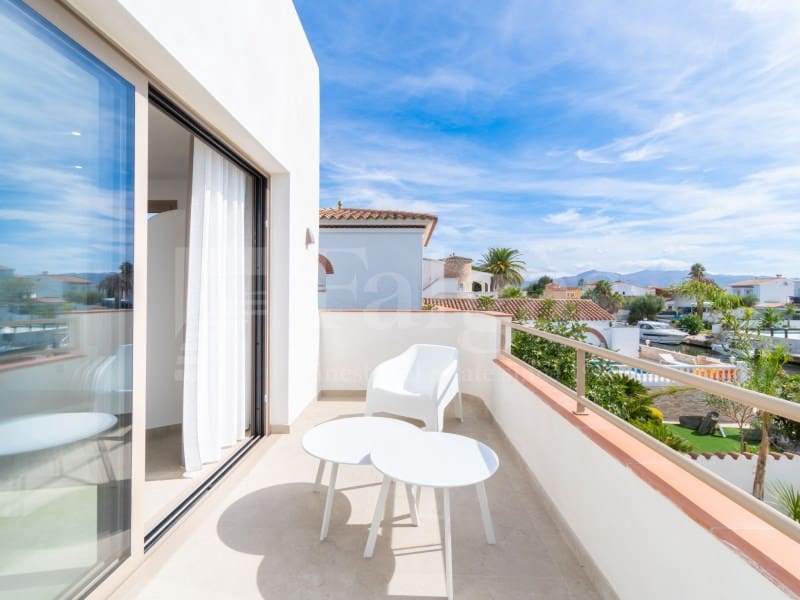 4 sovrum Villa till salu i Empuriabrava med pool garage - 1 890 000 € (Ref: 9873133)