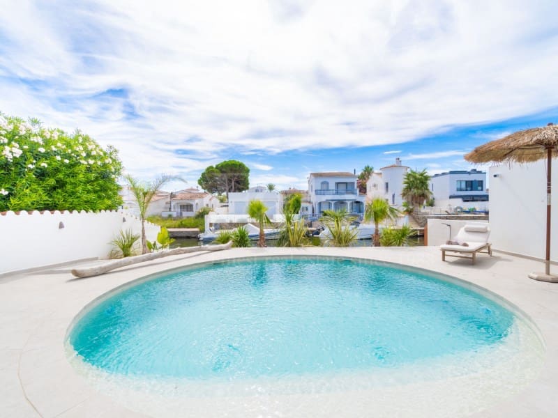 4 sovrum Villa till salu i Empuriabrava med pool garage - 1 890 000 € (Ref: 9873133)