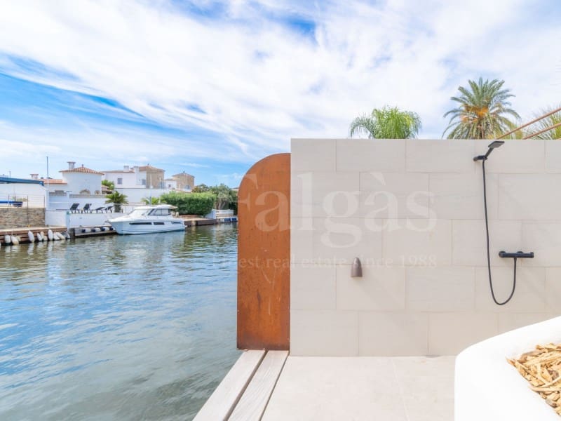 4 sovrum Villa till salu i Empuriabrava med pool garage - 1 890 000 € (Ref: 9873133)