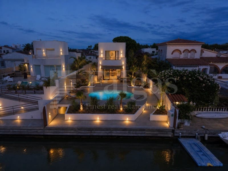 4 sovrum Villa till salu i Empuriabrava med pool garage - 1 890 000 € (Ref: 9873133)