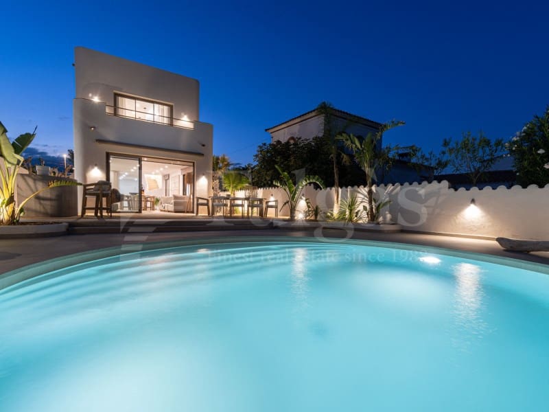 4 sovrum Villa till salu i Empuriabrava med pool garage - 1 890 000 € (Ref: 9873133)