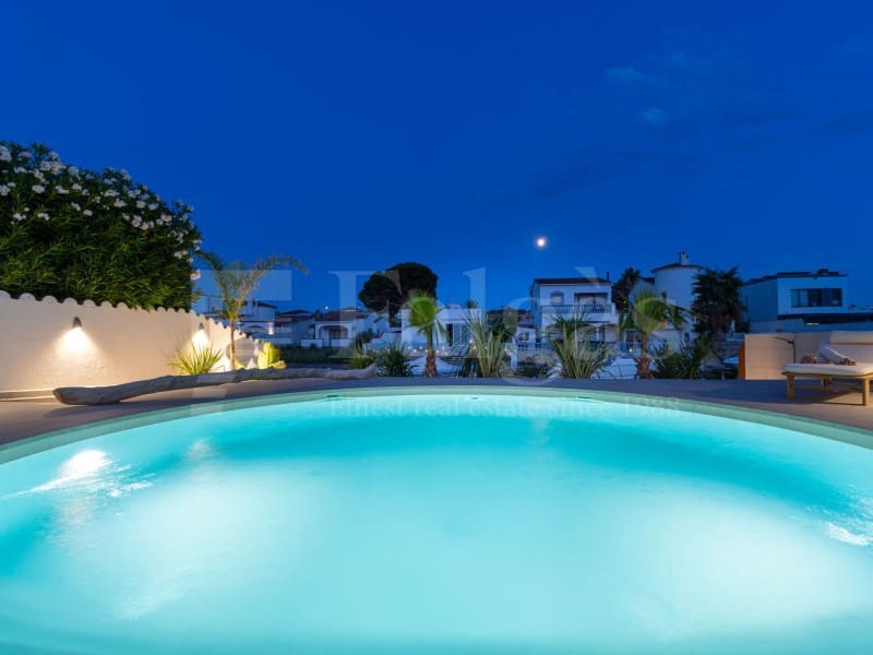 4 sovrum Villa till salu i Empuriabrava med pool garage - 1 890 000 € (Ref: 9873133)