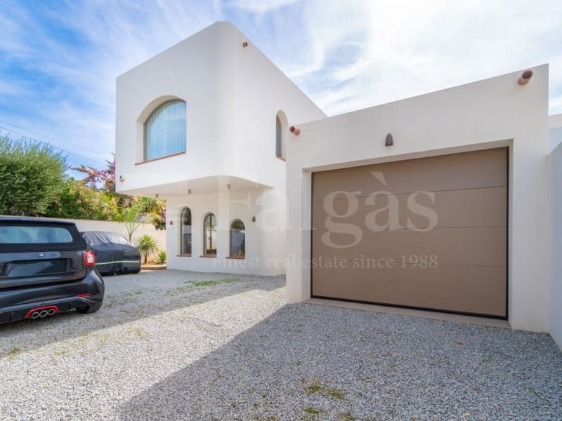 4 sovrum Villa till salu i Empuriabrava med pool garage - 1 890 000 € (Ref: 9873133)