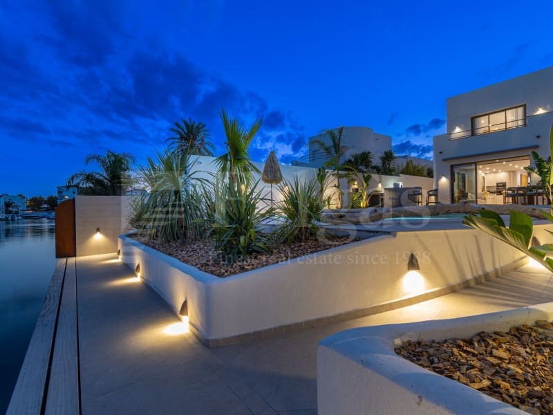 4 sovrum Villa till salu i Empuriabrava med pool garage - 1 890 000 € (Ref: 9873133)