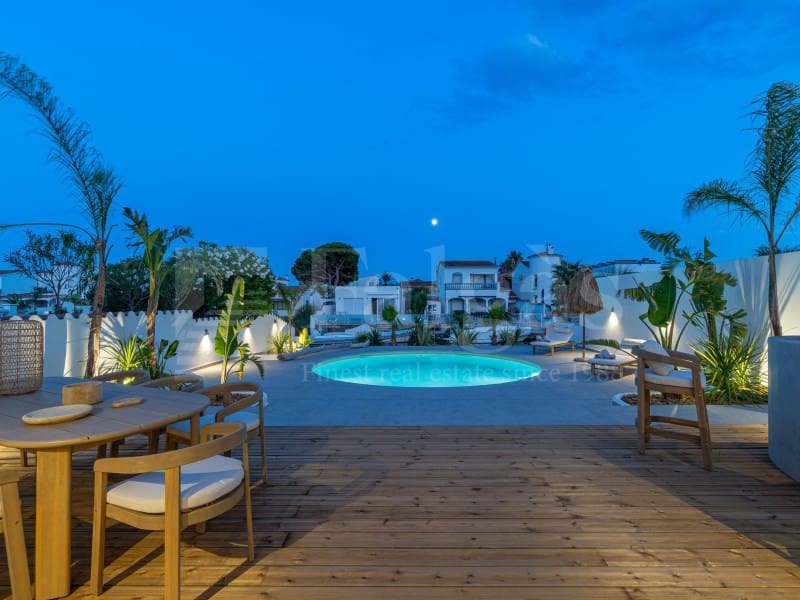 4 sovrum Villa till salu i Empuriabrava med pool garage - 1 890 000 € (Ref: 9873133)