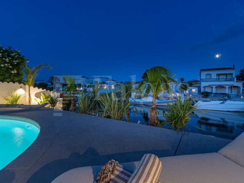4 sovrum Villa till salu i Empuriabrava med pool garage - 1 890 000 € (Ref: 9873133)