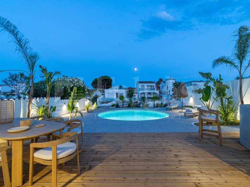 4 sovrum Villa till salu i Empuriabrava med pool garage - 1 890 000 € (Ref: 9873133)