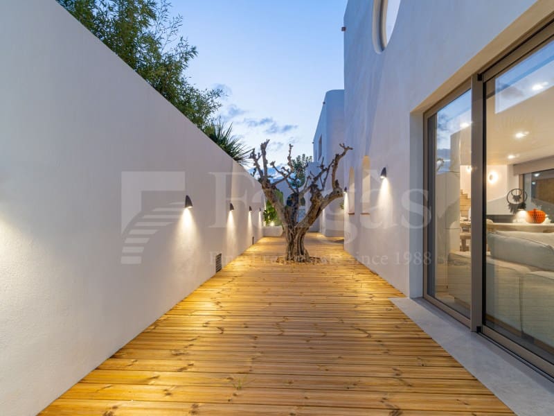 4 sovrum Villa till salu i Empuriabrava med pool garage - 1 890 000 € (Ref: 9873133)