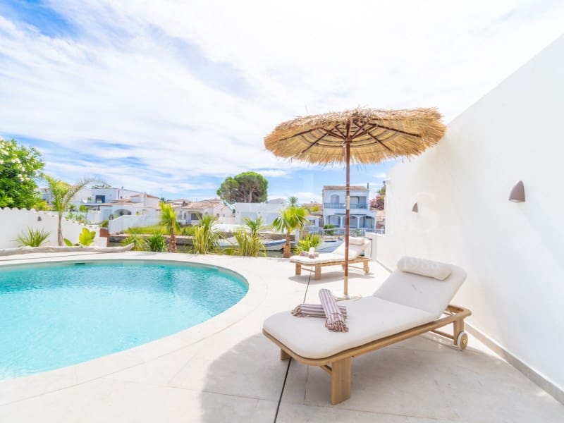 4 sovrum Villa till salu i Empuriabrava med pool garage - 1 890 000 € (Ref: 9873133)