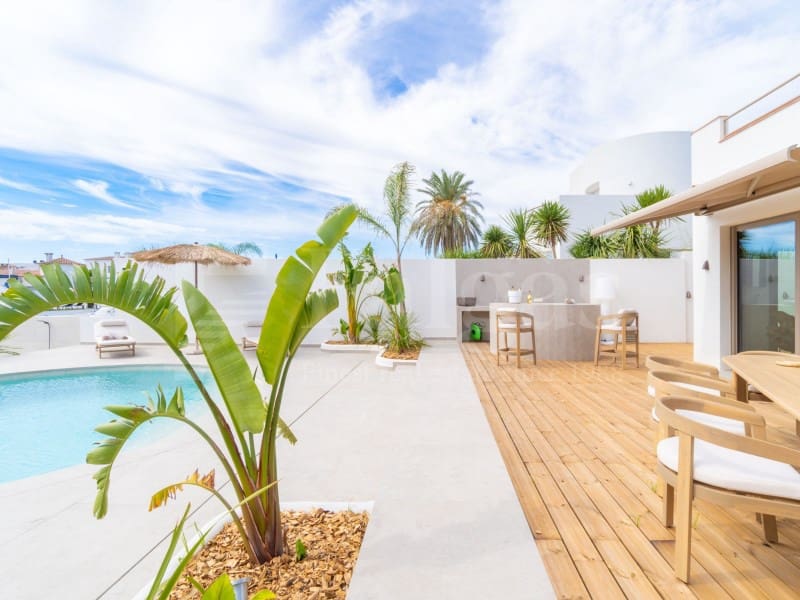 4 sovrum Villa till salu i Empuriabrava med pool garage - 1 890 000 € (Ref: 9873133)