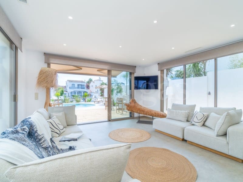 4 sovrum Villa till salu i Empuriabrava med pool garage - 1 890 000 € (Ref: 9873133)