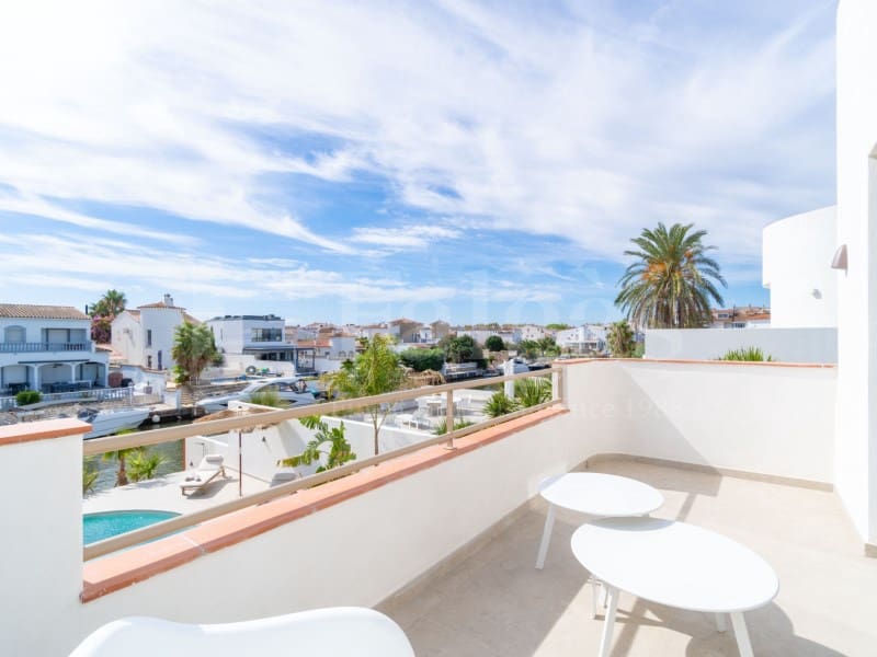 4 sovrum Villa till salu i Empuriabrava med pool garage - 1 890 000 € (Ref: 9873133)