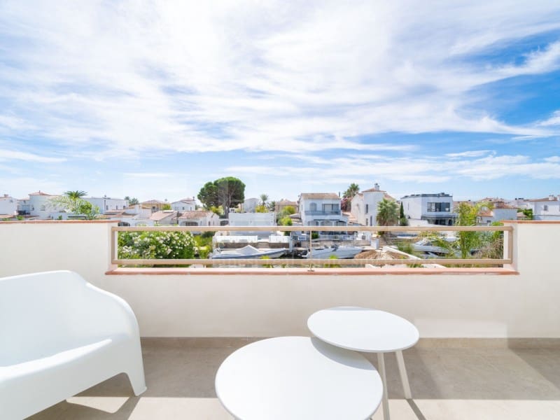 4 sovrum Villa till salu i Empuriabrava med pool garage - 1 890 000 € (Ref: 9873133)