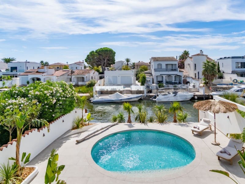 4 sovrum Villa till salu i Empuriabrava med pool garage - 1 890 000 € (Ref: 9873133)