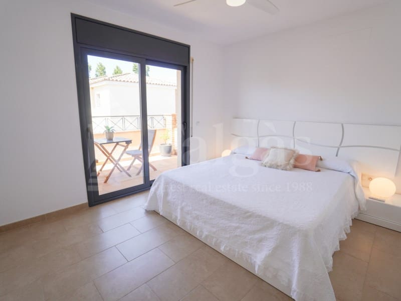 4 bedroom Villa for sale in Empuriabrava with pool garage - € 490,000 (Ref: 9899284)
