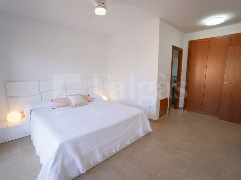 4 bedroom Villa for sale in Empuriabrava with pool garage - € 490,000 (Ref: 9899284)