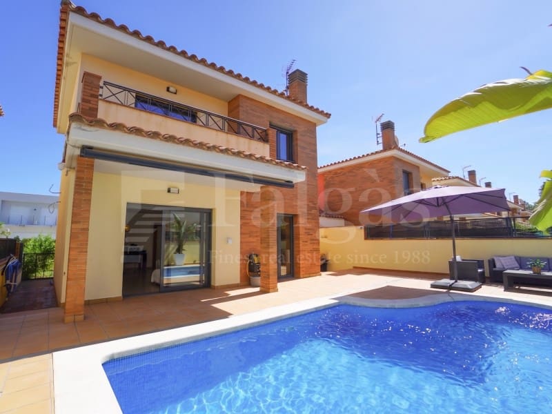 4 bedroom Villa for sale in Empuriabrava with pool garage - € 490,000 (Ref: 9899284)