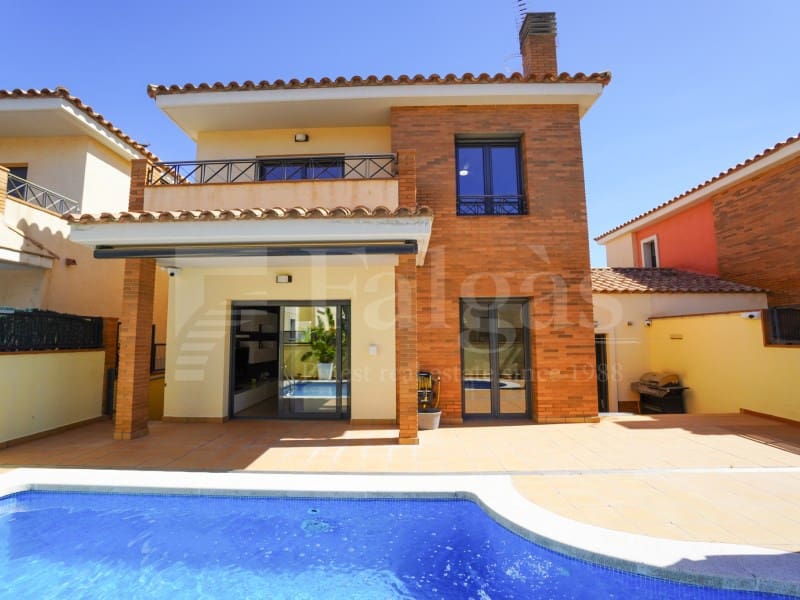 4 bedroom Villa for sale in Empuriabrava with pool garage - € 490,000 (Ref: 9899284)