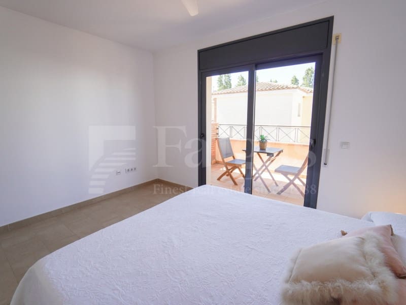 4 bedroom Villa for sale in Empuriabrava with pool garage - € 490,000 (Ref: 9899284)