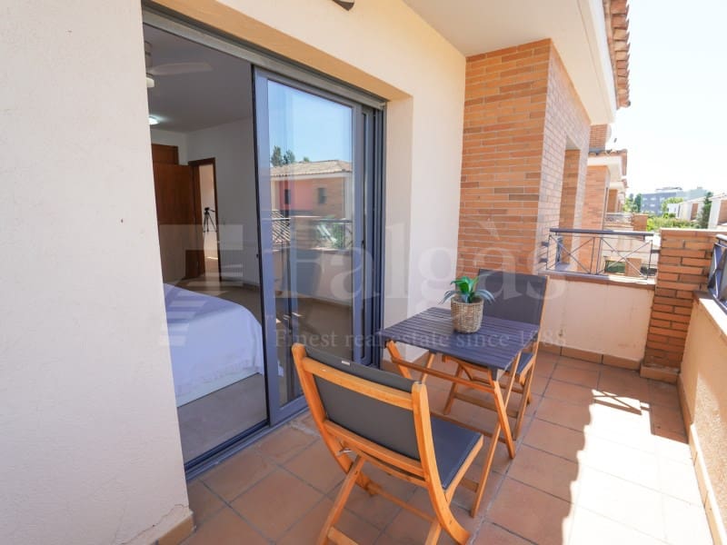 4 bedroom Villa for sale in Empuriabrava with pool garage - € 490,000 (Ref: 9899284)