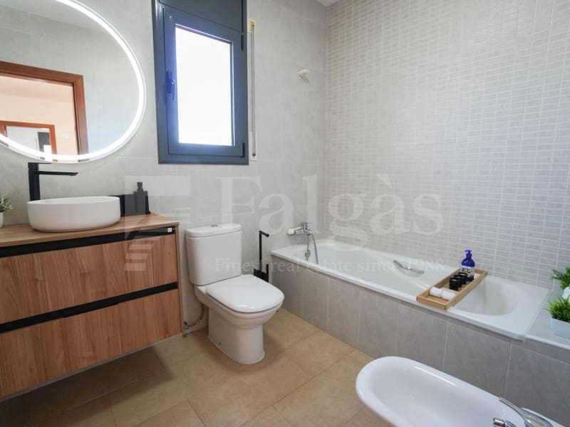 4 bedroom Villa for sale in Empuriabrava with pool garage - € 490,000 (Ref: 9899284)