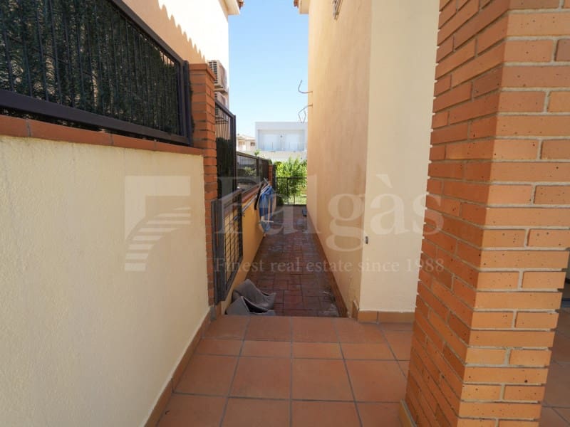 4 bedroom Villa for sale in Empuriabrava with pool garage - € 490,000 (Ref: 9899284)
