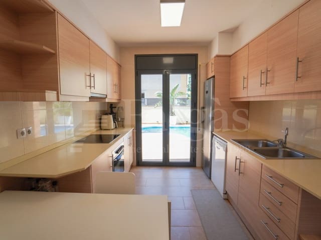 4 bedroom Villa for sale in Empuriabrava, Castelló d'Empúries with pool garage - € 490,000 (Ref: 9899284)