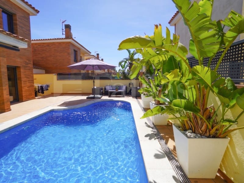 4 bedroom Villa for sale in Empuriabrava with pool garage - € 490,000 (Ref: 9899284)