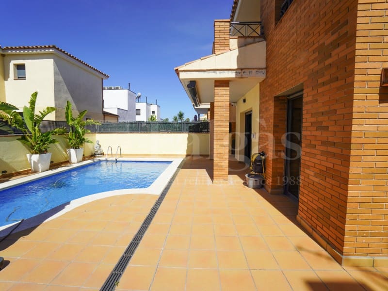 4 bedroom Villa for sale in Empuriabrava with pool garage - € 490,000 (Ref: 9899284)