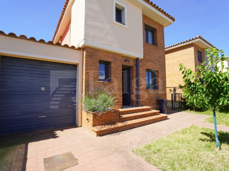 4 bedroom Villa for sale in Empuriabrava with pool garage - € 490,000 (Ref: 9899284)