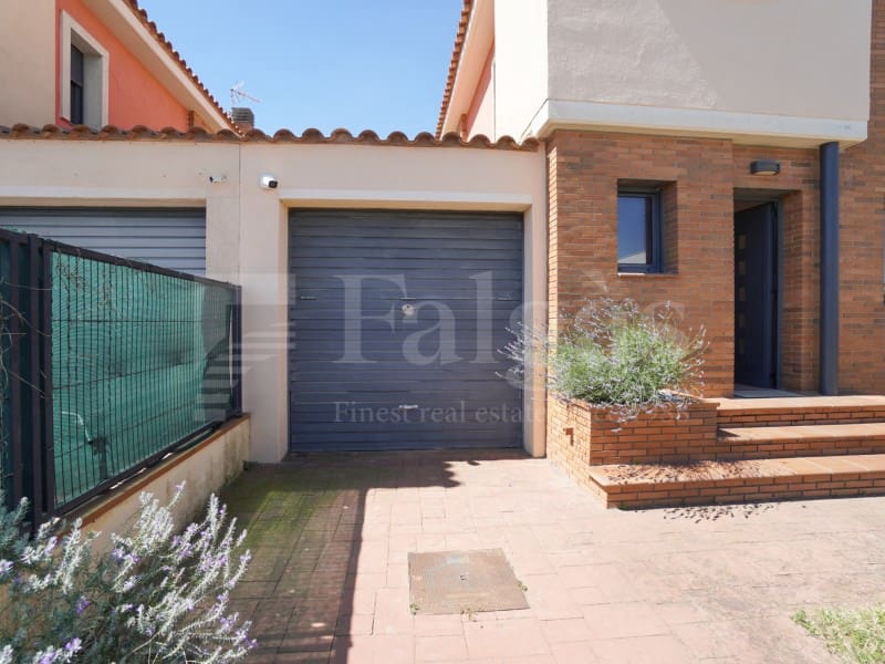 4 bedroom Villa for sale in Empuriabrava with pool garage - € 490,000 (Ref: 9899284)
