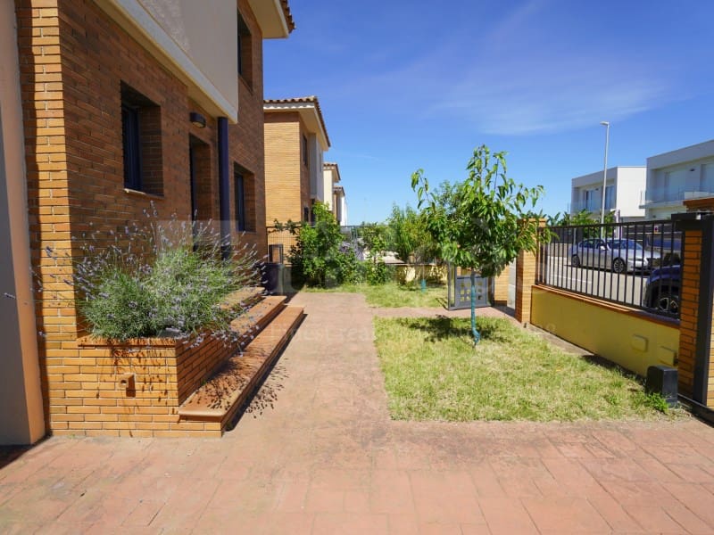4 bedroom Villa for sale in Empuriabrava with pool garage - € 490,000 (Ref: 9899284)