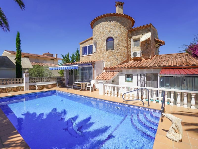 4 quarto Moradia para venda em Empuriabrava com piscina - 890 000 € (Ref: 9906867)