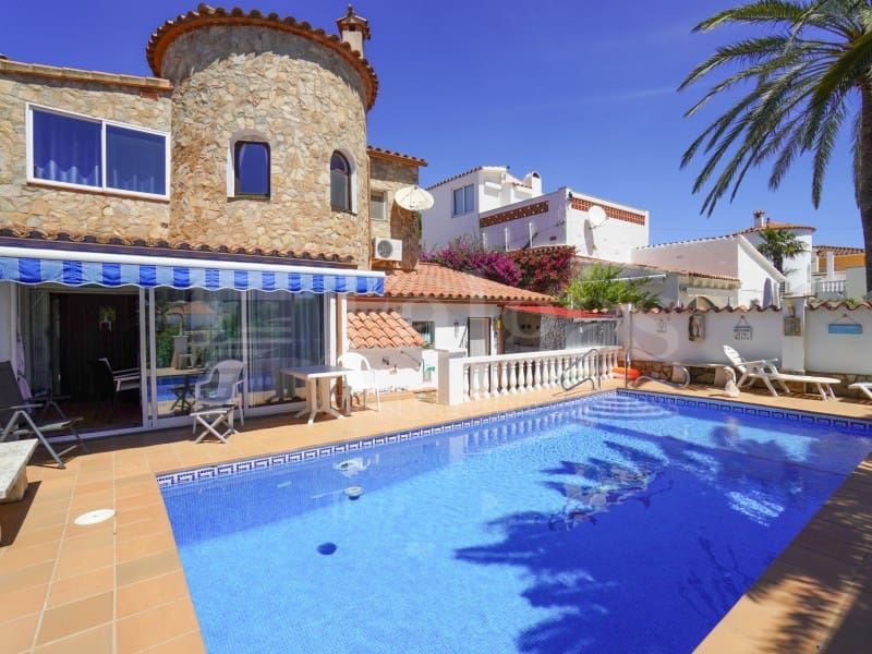 4 quarto Moradia para venda em Empuriabrava com piscina - 890 000 € (Ref: 9906867)