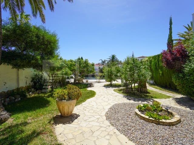 4 slaapkamer Villa te koop in Empuriabrava, Castelló d'Empúries met zwembad - € 890.000 (Ref: 9906867)