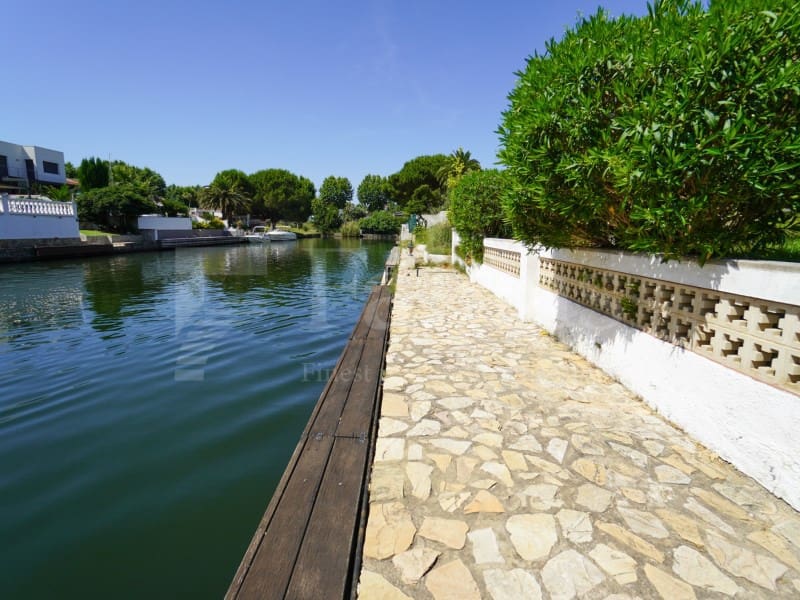 3 chambre Villa/Maison à vendre à Empuriabrava avec garage - 890 000 € (Ref: 9912767)